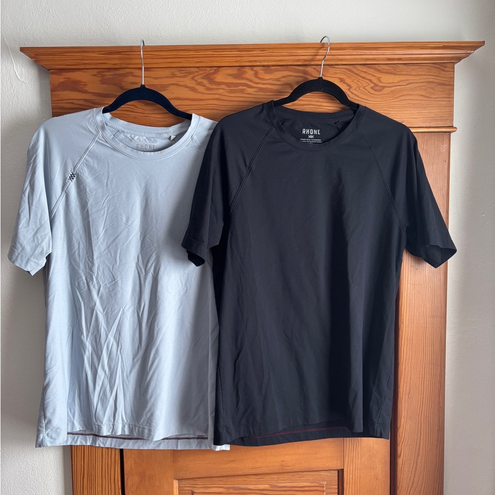 Rhone Reign Short Sleeve T-Shirts Black and Light Blue Size Medium